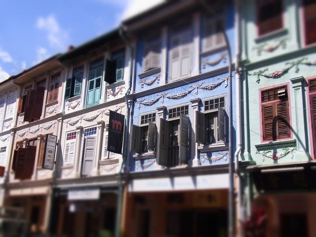 パステルカラーのプラナカンハウスが立ち並ぶブレアロード。<br /><br />