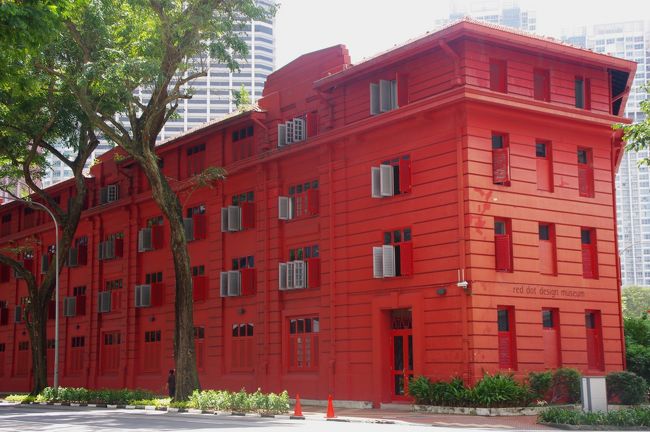 この強烈なカラーの外観そのものの名前の「レッドドットトラフィック」<br /><br />交通警察本部として使われていた建物は、現在は、オフィス・レストラン・バー・カフェ、そして「red dot design museum」（レッド ドット デザイン ミュージアム）が入居。<br /><br />red dot traffic<br />28 Maxwell Road<br />www.reddottraffic.com<br /><br /><br /><br /><br />