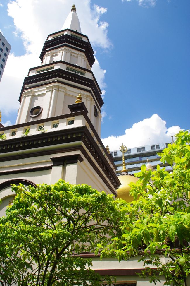 アルアブラーモスク<br /><br />シンガポール街歩きはまさに複合民族国家を実感する。