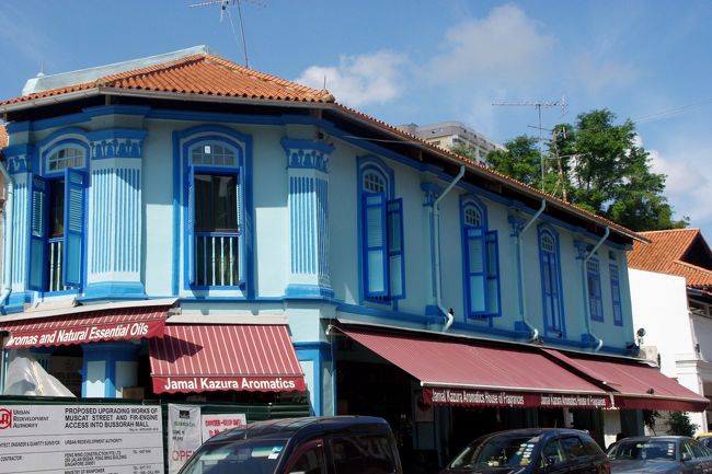 青空につながるようなブルーの建物。