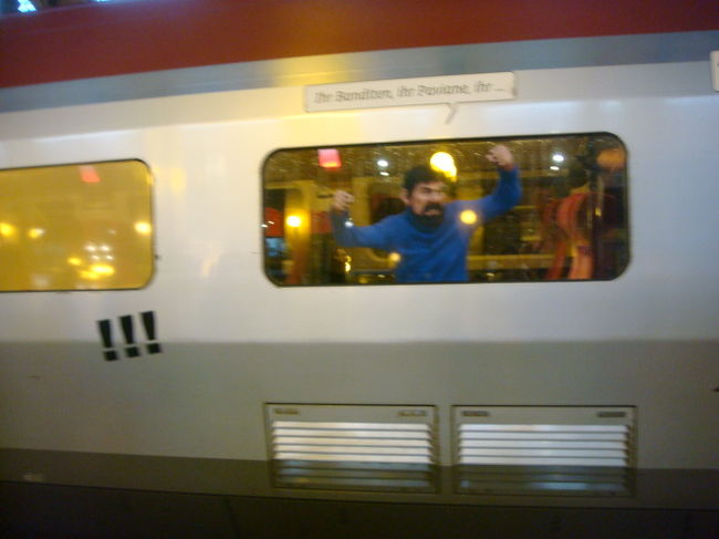 窓にもイラスト。内側もかわいい。<br />