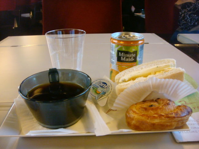 朝ごはん。<br />給仕しにきてくれた男の子、<br />にっこり笑いながらいっぱい入れてくれた。<br />