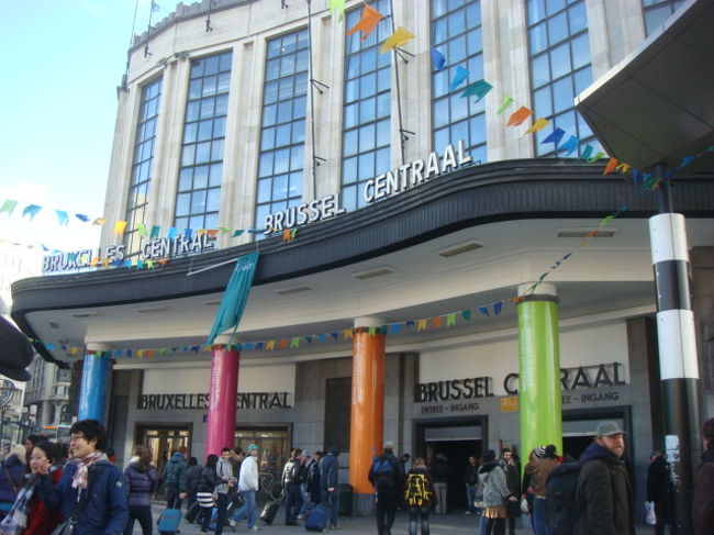 タリスは評判通り走りさえすれば速いけど、<br />なんやかんやで止まってばかり。<br />結局１時間遅れでブリュッセル中央駅につきました。