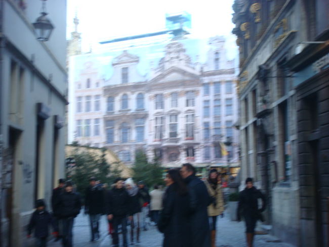 グランプラスまでは歩いてすぐ。<br />遠くからでも市庁舎が見える。