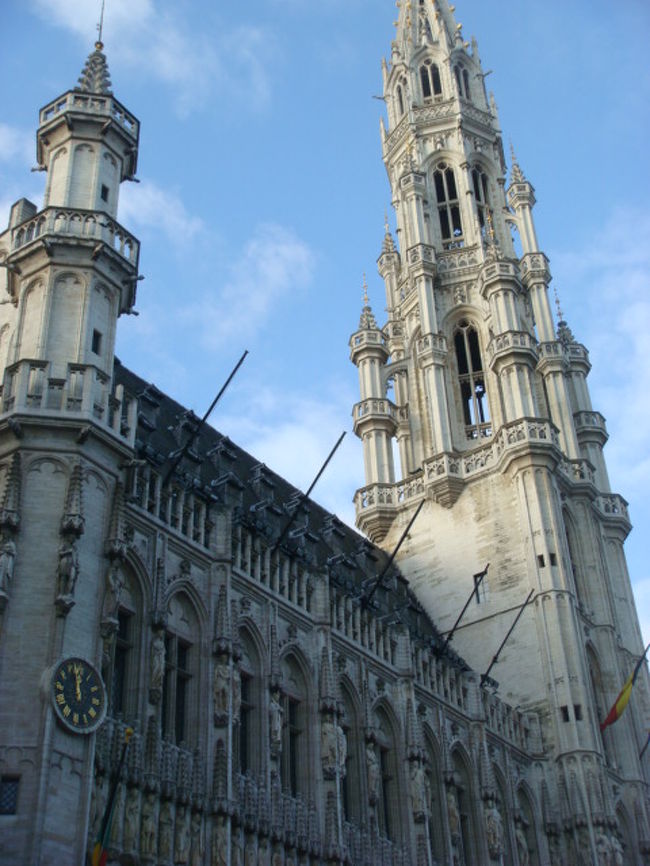 グランプラス。<br />市庁舎。圧倒される。