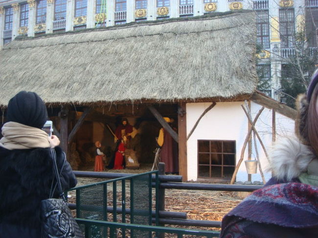 広場の真ん中にはキリスト生誕の馬小屋が作られてた。<br />クリスマスは素敵だったんだろうな。<br />