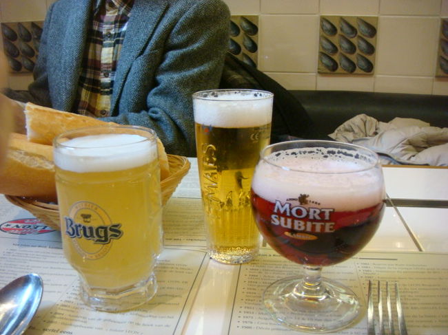 ちょっと寒いけど、せっかくのベルギービール。<br />Kriek 4.40ユーロ。Bregs Blanche　3.75ユーロ。<br />ハウスビールはムール貝セットについてた。<br />安いしやっぱりうまい！