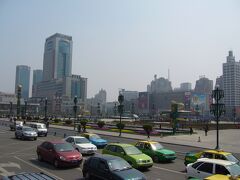 3/20
二階建てバスから成都の街。

この日の買い物で高山病対策に薬局でダイヤモックスを買いました。
中国銀行にて両替、10万円→6,405.5元。
一元→約15.6円。
