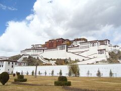 3/23
ポタラ宮殿、一人100元。
標高3,700mに位置し13階建て、
基部からの総高117m、全長約400m、
建築面積にして1万3,000㎡という単体としては世界で最大級の建築物。
この時は入場制限もなくすんなり入れました。
中には監視カメラが一杯あります。