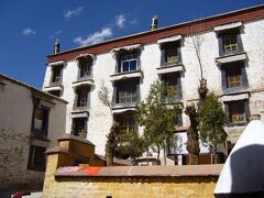 3/24
セラ寺、一人50元。
ラサ北部に建立されたゲルク派の六大寺院のひとつ。
行きは歩いてラモチェに寄って帰りはバス。
酸素が薄いので散歩がきついです。