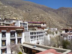 3/28
デプン寺、一人50元。
ラサから12km離れた、
標高4,200メートルあまりの位置に諸堂や僧坊があります。
離れていたのでバスで行きます。
山にあり息が切れます。空気の薄さを特に感じます。
