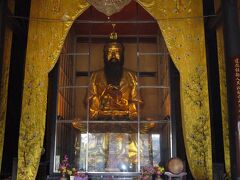 バスで来ました。道教寺院の青羊宮、一人15元。
三清殿です。
入場料に中国茶のおまけが付いていました。