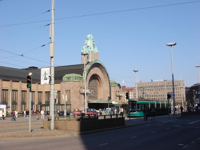 トラムには旧型と新型がありますが料金は同じ。この路線には7Ａと7Ｂがあり市内を一周できます。写真のトラムは7Ａで中心地エスプラナーディの方面に行くトラムです。7Ａは外回り方面、7Ｂが内回り方面です。7Ｂに乗り中心地に行くには外周を回るので約４０分近く掛かるのでご注意を！