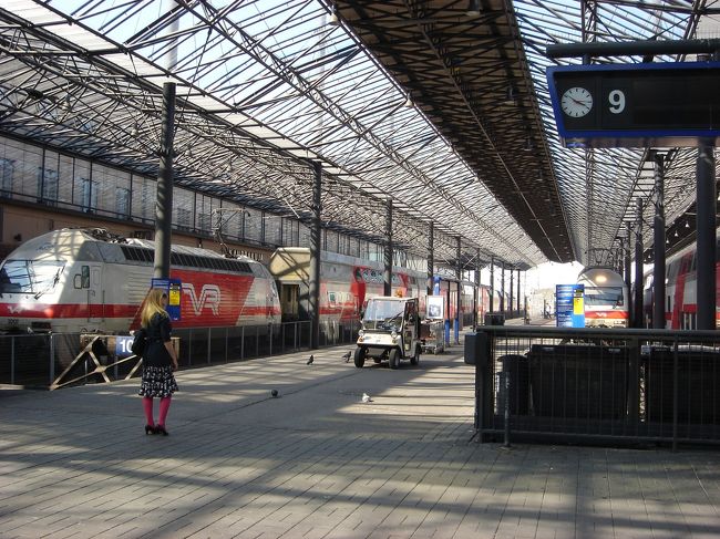 サンタクロースエクスプレス（２階建て）がホームに入線してました。