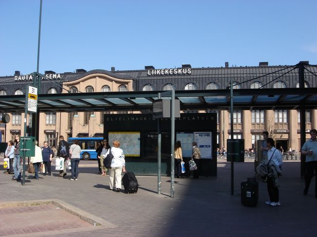 ヘルシンキ中央駅、空港行きのバスもここに停車します。