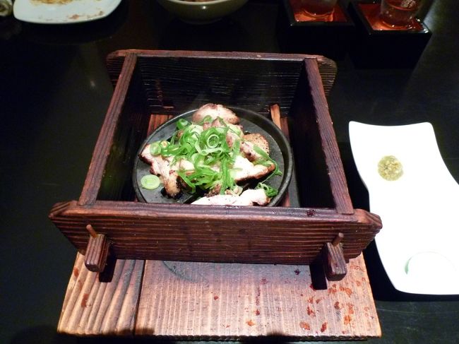 この日の夜は土曜日ということもあり、いくつかのお店を回ったのですが予約でいっぱいだったりで、ＪＲ奈良駅近くの”風酔”に入りました。<br /><br />このお店も地元の食材メニューに力を入れていて、写真の大和肉鶏のいぶし焼きや、柳生の肉厚椎茸をいただきました。<br /><br />またお酒も地酒のほかに、奈良の観光地にちなんだカクテルがあってそちらを楽しみました。