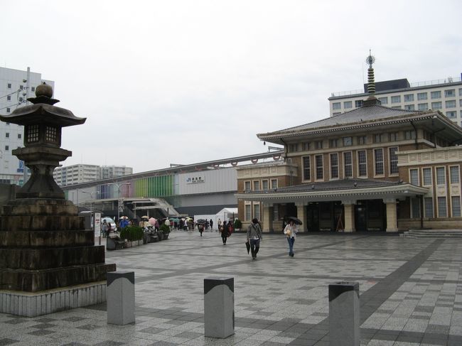 ＪＲ奈良駅にもどってきて近鉄奈良駅に向かう三条通りでお土産の購入。<br /><br />定番の奈良漬は『朝日屋本家』でうりの奈良漬を、地酒を扱う『もも太朗』では梅の宿の限定品の生ゆず酒を買いました。<br /><br />近鉄奈良駅を１５：３０にでる特急で京都に向かうまで、改札横のコーヒーショップで一休み。。定番のすごし方です。<br /><br />