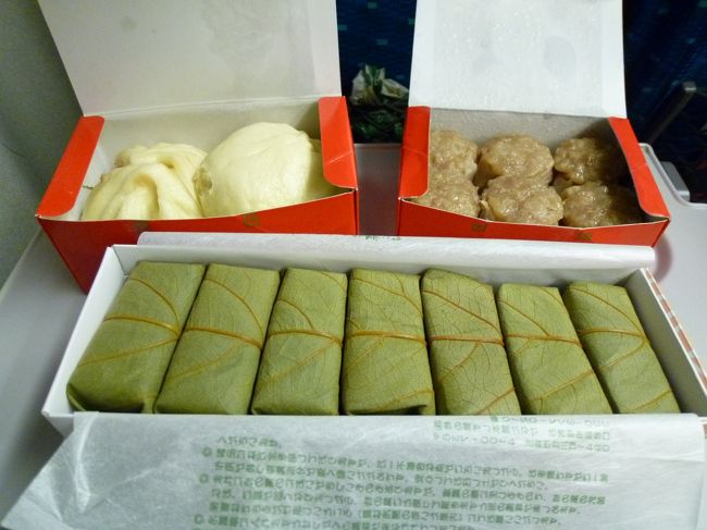 蓬莱は豚まんがお土産の定番ですが、実はしゅうまいもおいしい！豚まんの餡をそのまま食べる感じでまたサイズも大きめなのでくちいっぱいにおいしさが広がります。<br /><br />たなかの柿の葉寿司は酢飯にしっかり酢がきいていて具も厚切りで全体的にサイズも大きいように感じて、これまたおいしかった！<br /><br />今回も充実の奈良小旅行でした。<br /><br />少しずつ変わってきているところもあるけれど、こののんびりのどかな、そして悠久の時間の流れを感じさせるところは変わってほしくないなと改めて思いました。<br /><br />