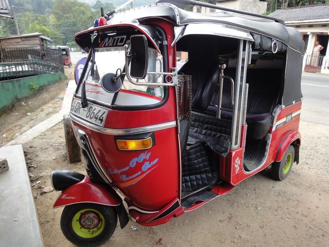 トゥクトゥク<br />スリランカでは、これがタクシー代わり<br /><br />小回りが利くのでたぶん良い<br /><br />乗ることはなかった