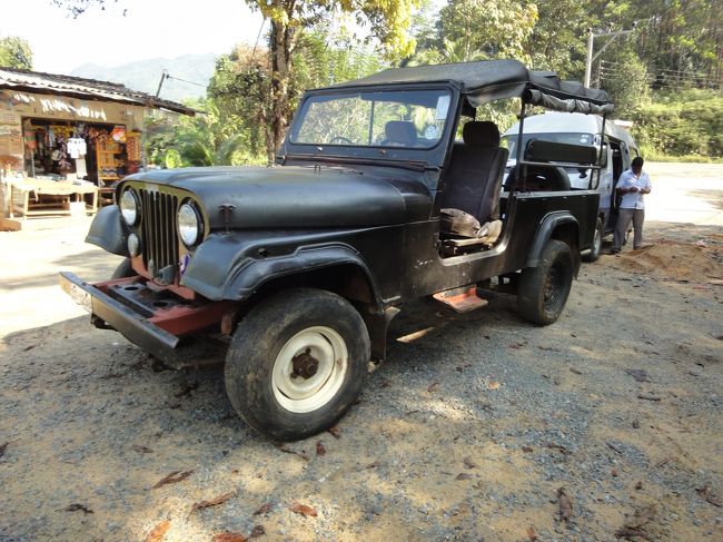 シンハラージャ国立公園へ向かうジープ<br />山道もへっちゃら