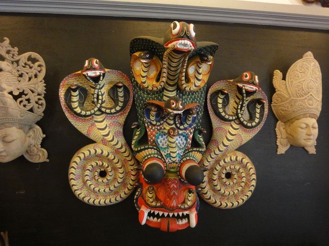 博物館内<br />お面がいろいろ飾られている<br />ド派手なものが多い