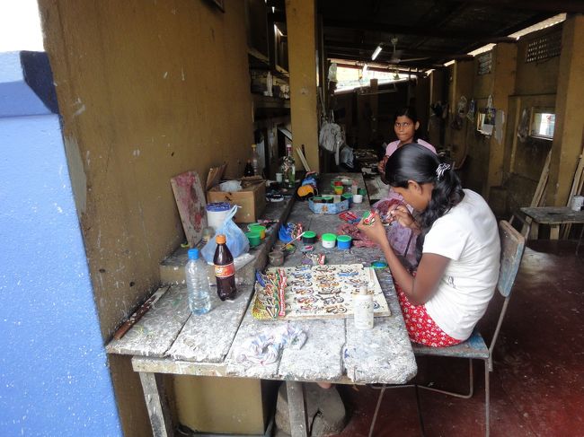 女性が色づけ<br />男性が彫る