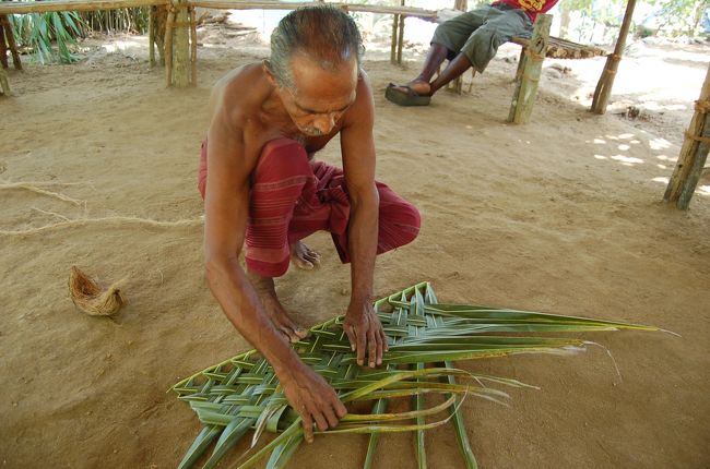 葉っぱで器用<br />何をつくっているんだっけな