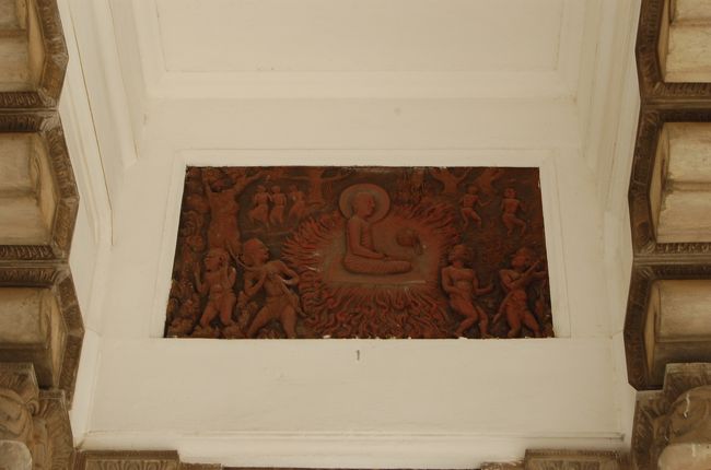 独立記念ホールには、１ばんから28番までスリランカの歴史が物語になったものがある<br /><br />その１