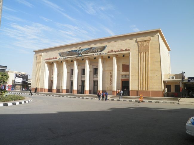 デンデラから戻って、ルクソール駅でアスワン行きの列車の切符を買いました。アスワンへは夜移動します。時刻は13時半過ぎです。