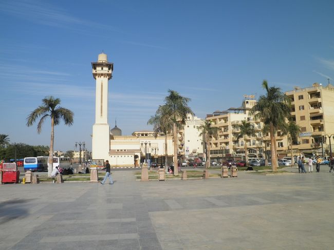 昼食後、スワン出発まで徒歩でぶらぶらします。何度も訪れて撮影したルクソール神殿前の広場。