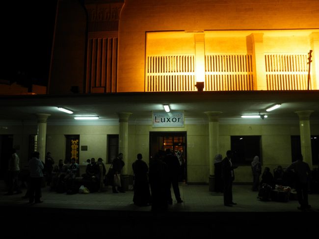 確か18時頃の列車に乗ってアスワンへ向かいました。続きは旅行記【８】へ。