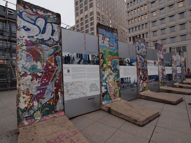 ベルリンの壁はもう跡形もなくなくなっている。一部だけが、写真のように展示されていた。なんか知らんが、ガムがそこらじゅうにくっ付けられていて、きたねーよ。