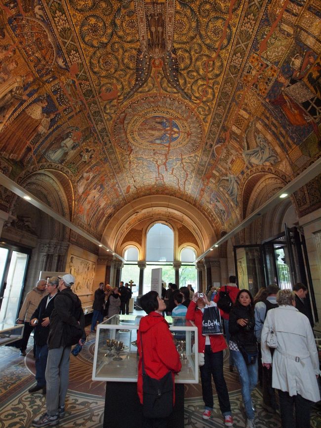 カイザー・ヴィルヘム記念教会。第二次世界大戦時に破壊されたのをそのまま残してある教会。戦争はいけませんよ、ってことだ。