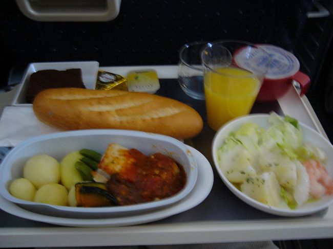 5/2(土）<br />出発！<br />フライトはエールフランス。<br />聞いてはいたけどほったらかし感すごい。<br />席は4列並びの右端通路側。<br />出発前に新型インフルで大変な時期だったからか、4席の中央2席が空席だったので広々使えて快適。横を気にしなくていいってすばらしい。<br /><br />写真ぼけてる。<br />機内食は美味しかった気がしますが、比べた場合、前年に乗ったオーストリア航空の方が美味しかったと記憶している。