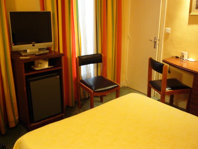 ホテルはマドレーヌ近くの「コンコルテル」<br />予算と、ロワシーバス乗り場近くと、そこそこ綺麗そう、という条件で悩んだ結果ここに。<br /><br />ロワシーバス乗り場からは少し歩いたので、降り立ったときは緊張しました。結構車通りも人通りも多いから邪魔にならないように小走り。<br />目の前にはマドレーヌ寺院がドーンと見えるし圧倒されまくりです。<br /><br />それました。ホテルのお話。<br />パリのホテルは狭い、と散々みてきたので狭いけど一人なのでそんなに気にならない。<br />綺麗だし、トイレとシャワー（バスタブはありませんでした）が別だし、ベッド広いし、冷蔵庫あるし、快適。<br />スーツケースはひとつなら広げられました。<br /><br />このホテルでよかったのはフロントの方がすごくフレンドリーだったこと。<br />7泊したその毎朝「See you Later！」と見送ってくれました。それがすごくあったかくてほんとに素敵なホテルだなって思いました。<br /><br />