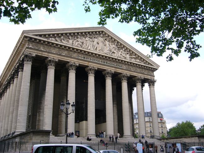 マドレーヌ寺院。<br />実は結局最後まで中に入らなかったのが心残り。<br />ホテルに近いからいつでもいけるわ〜って思ってたら結局･･･<br />次回リベンジします。<br /><br />翌日は日曜日。スーパー関係CLOSEだから色々仕入れにモノプリへ。<br />夕ご飯もホテルで軽く。<br />そのまま就寝。