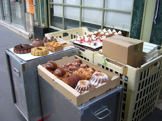 5/3（日）<br />第一日曜日は美術館入場が無料！<br />ということで朝からルーブルへ。<br />写真の時間から・・・朝の7:55。<br />ルーブルのOPENが9:00だからだいぶ早めです。<br /><br />しかしまだ地下鉄を怖がっていたので、歩けそうなら徒歩です！<br />もりもり歩いていた道中にラデュレ！<br />搬入前のケーキがたくさん。<br />