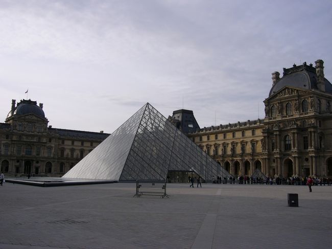 おおおおお！ルーブルだ！ピラミッドだー！！<br />本物が目の前に。<br />写真の時間から、8:16。まだまだOPENまで時間がありますが、結構並んでいます。<br />本当はパン屋で軽くパン買ってから、なんて思ってたけどパン屋は後回しで並んじゃうことに。<br />