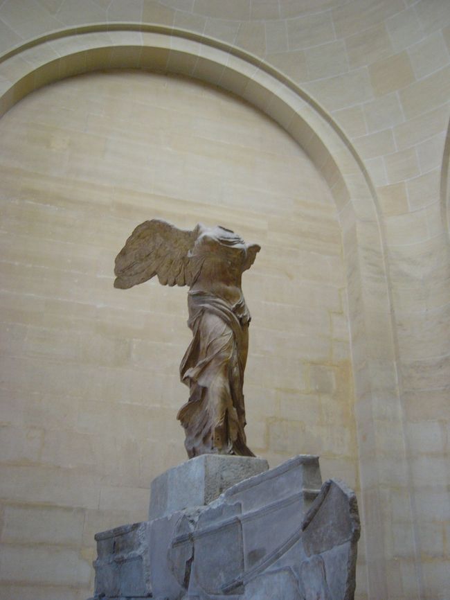 ニケだー！本物だ！<br />ニケが一番感動しました。存在感っ！<br /><br />芸術は好きではあるけど一気にたくさん見たら許容量オーバーしちゃうので、有名なものをこの目で見た、って事実だけ作りにモナリザとかヴィーナスとかハムラビ法典とかを鑑賞。<br />