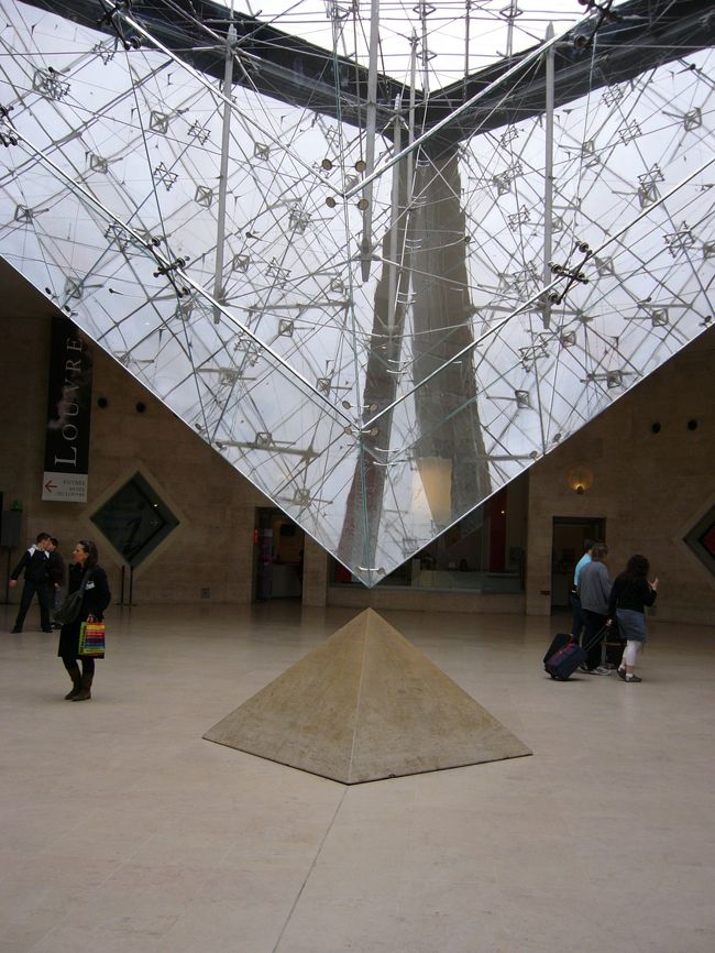 10:42には逆さピラミッドにいてました。<br />特急過ぎるだろ！と当時の私に突っ込みたい。<br /><br />でも、行きたいランチがあったので仕方ありません！<br />芸術が好きだといっても、花より団子。<br />おいしいものの方に惹かれてしまいます。<br /><br />ランチをしたのは「ジャックマールアンドレ美術館」のカフェ。<br />日曜なのでブランチを頂きました。<br />しかし・・・写真がケーキしかなくしかもブレて居る・・・<br />このカフェは雰囲気もいいし、日本語メニューもあるし、美味しいのでまた行きそうです。<br />11:30ごろには着いていたと思うのですが、すでに満席近くでした。<br />私は運良く待たずに案内されました。