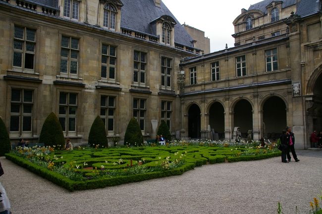 食後はホテルに戻って休憩した後「カルナヴァレ博物館」へ。<br />無料で貴族の邸宅を拝見できるなんて行かないわけには参りません。<br />お庭が綺麗でした。<br />邸宅も心くすぐるものばかりで大満足。<br />絵や彫刻よりも、家具の方が惹かれるタイプのようです。<br />