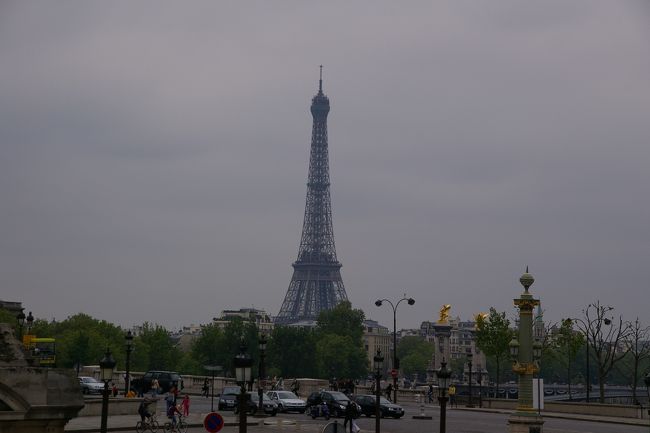 徒歩で市庁舎前からセーヌ川に出て、そのままオランジュリー美術館へ。<br />途中、エッフェルさんにこんにちは。<br />この日は天気があまりよくありませんでした。<br />