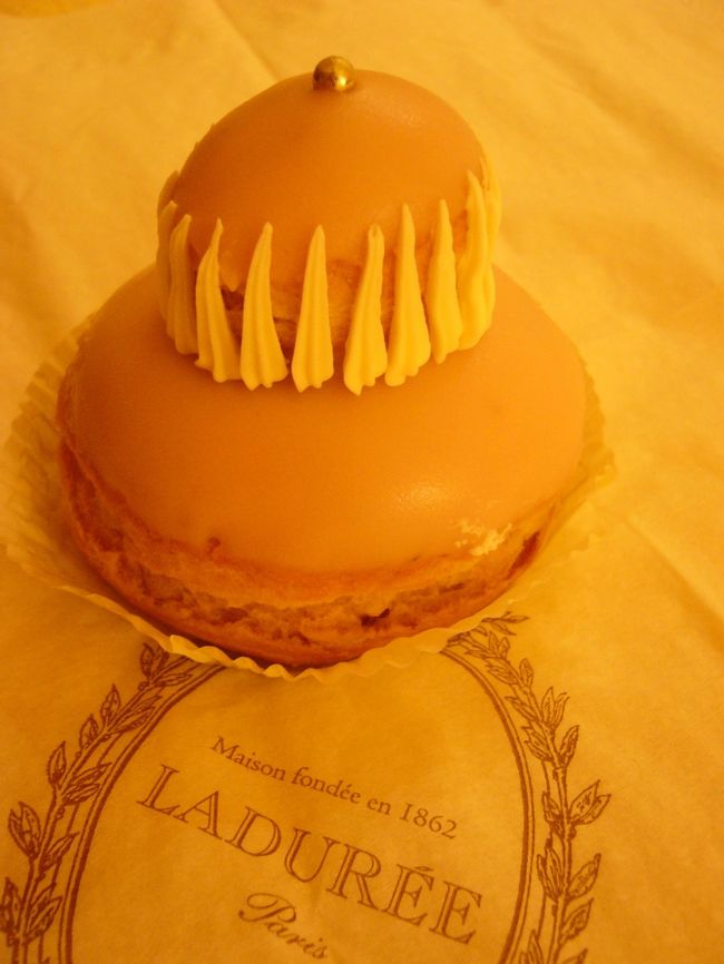 ホテルへ戻る道でラデュレに寄って晩御飯入手。<br />おかしですが・・・晩御飯です。<br /><br />そしてこの日もこのまま就寝。<br />一人旅なので、夜歩きはしないつもりでした。<br />この日までは･･･