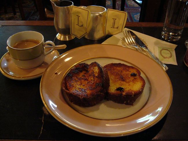 5/4（月）<br />快晴！朝ごはんをラデュレに食べに行きました。<br />夕ご飯もラデュレの甘いヤツだったのでは･･･なんて、そんなことは気にしません！<br /><br />前情報で食べたくて仕方なかったパンペルデュです！<br />マドレーヌ店は8:30オープンだったのでオープンと同時です。<br />この写真の時間は･･･8:49。すぐさまですね。<br /><br />お客は数組程度でした。<br />おじ様がお一人でいつもの席に座っていつものコーヒーを頼んでるって雰囲気が羨ましかったです。<br /><br />パンペルデュに大満足して、今日はエッフェル塔と左岸を攻める算段です。