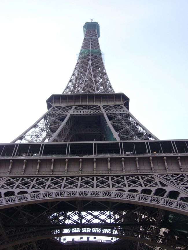 エッフェル塔！！<br />本物です！なんだかこんな無骨な鉄の塊が優雅に見えるのってなぜなんでしょう？<br />大興奮！<br />しかし、現実は容易ではありません。<br />長蛇の列。並びますけれども。このために来たのですから。<br />このとき、9:45。