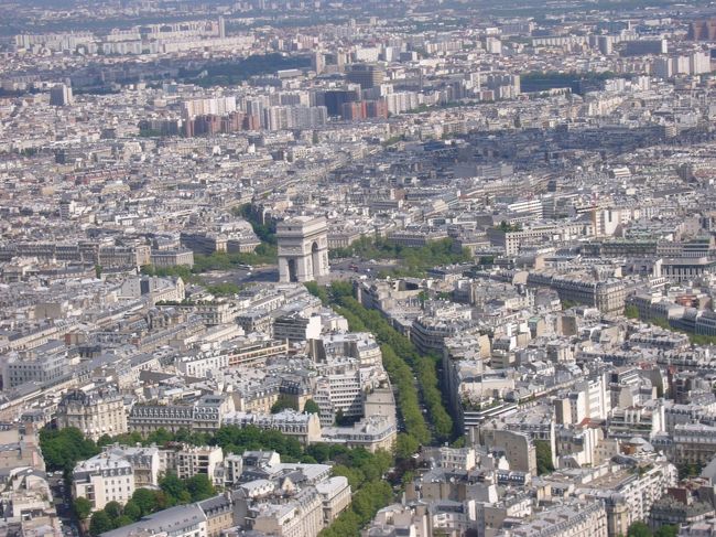 凱旋門だー！！！<br />このとき、すでに11:37。<br />小腹もすいてきたのでサンジェルマンデプレへ向かいます。<br />