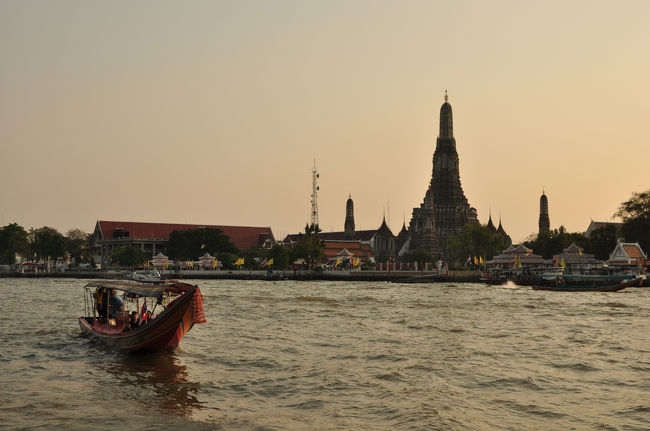 この空が限度でした<br /><br />ワットアルンの右手200ｍ先は燃えるような赤い空でしたが、塔までは染まらず…