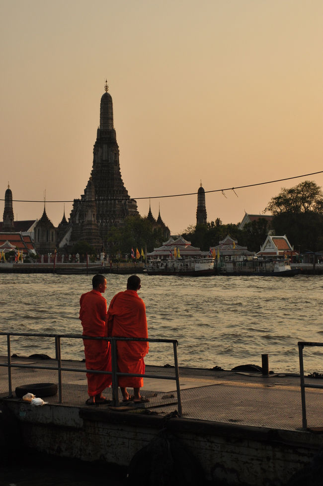 せっかくワットアルンまで来たので、お坊さんとセットで撮っておきましょ