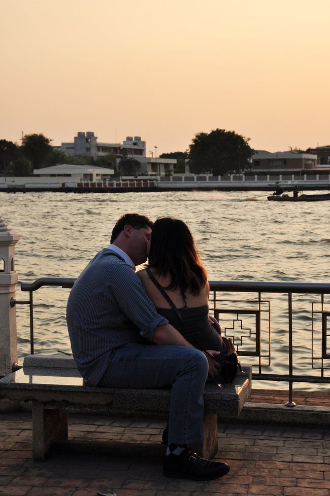 さて、マン・ウオッチング開始…<br /><br />と宣言するまでもなく、公園は既に人でいっぱい。カップルもいっぱい。<br />どうして日本人以外はこうも似合うんでしょう。