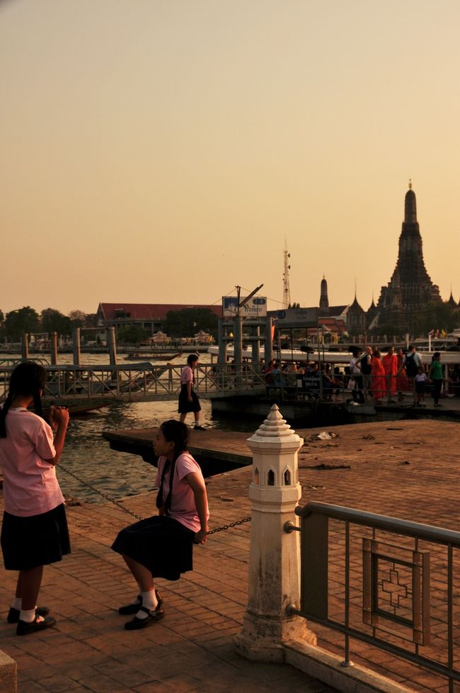 やがて大きくなった小学生が、家路に着くまで友だちとおしゃべりを楽しみ…